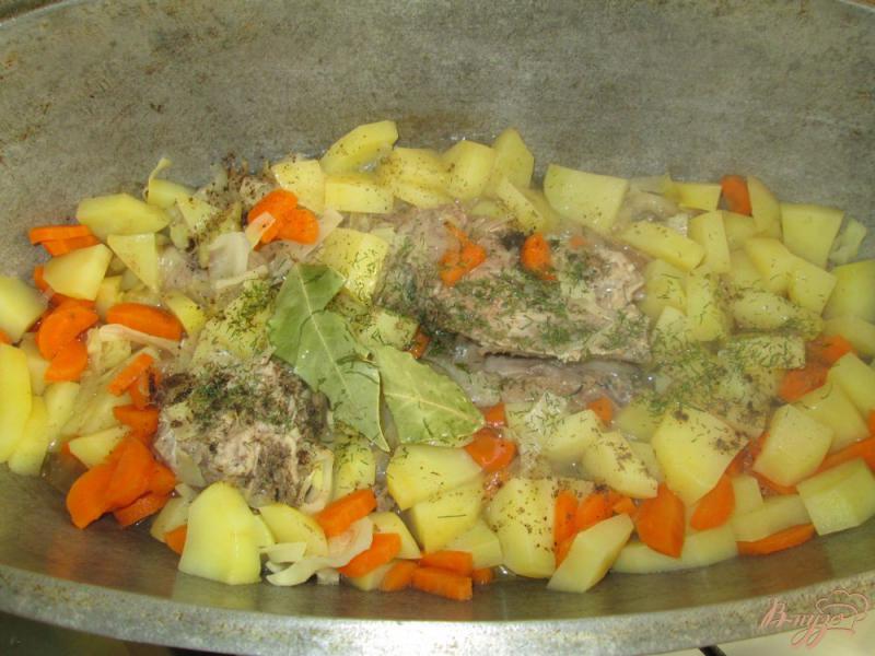 Фото приготовление рецепта: Жаркое со свиными ребрами и картофелем шаг №4