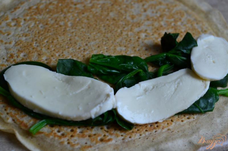 Фото приготовление рецепта: Блины со шпинатом, сыром и яйцом шаг №3