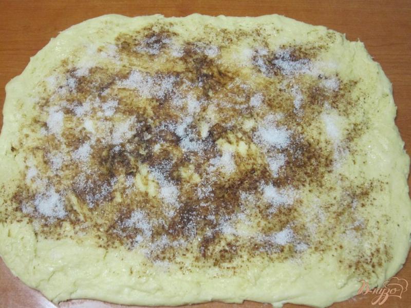 Фото приготовление рецепта: Плюшки из слоеного теста с корицей шаг №9