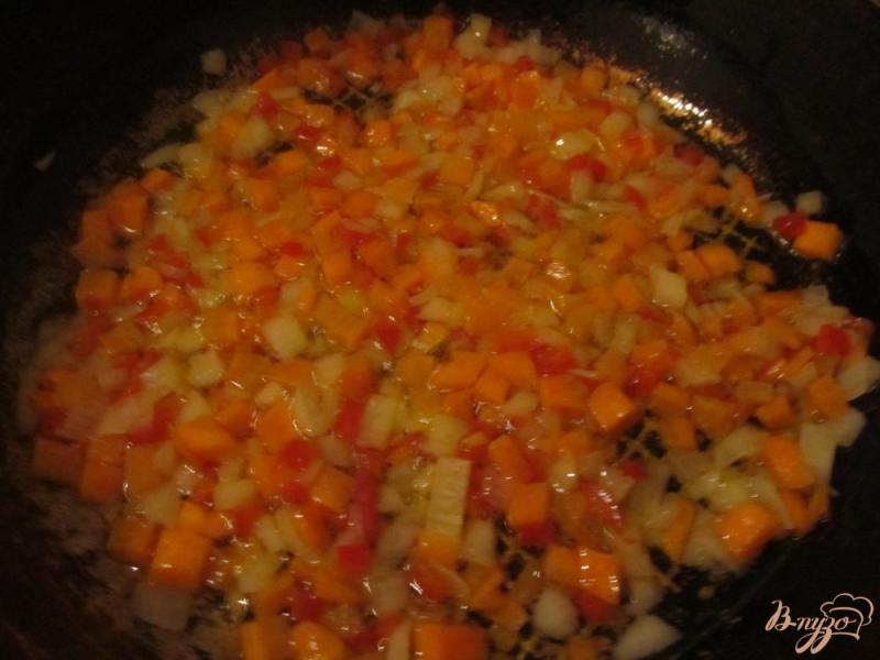 Фото приготовление рецепта: Томатный суп с горошком шаг №3