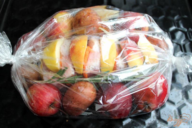 Фото приготовление рецепта: Мясо с овощами и яблоками «Гармошка» шаг №6
