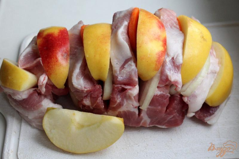 Фото приготовление рецепта: Мясо с овощами и яблоками «Гармошка» шаг №4