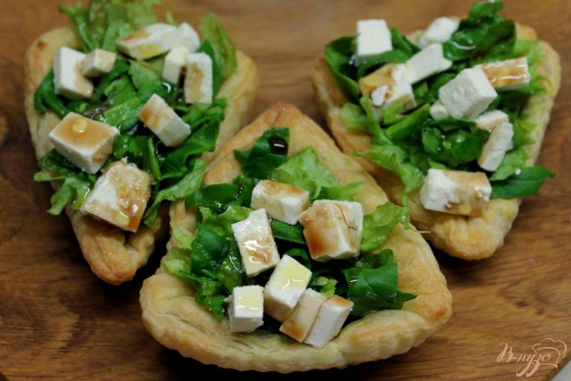 Фото приготовление рецепта: Зеленый салат с брынзой в слоеных корзинках шаг №8