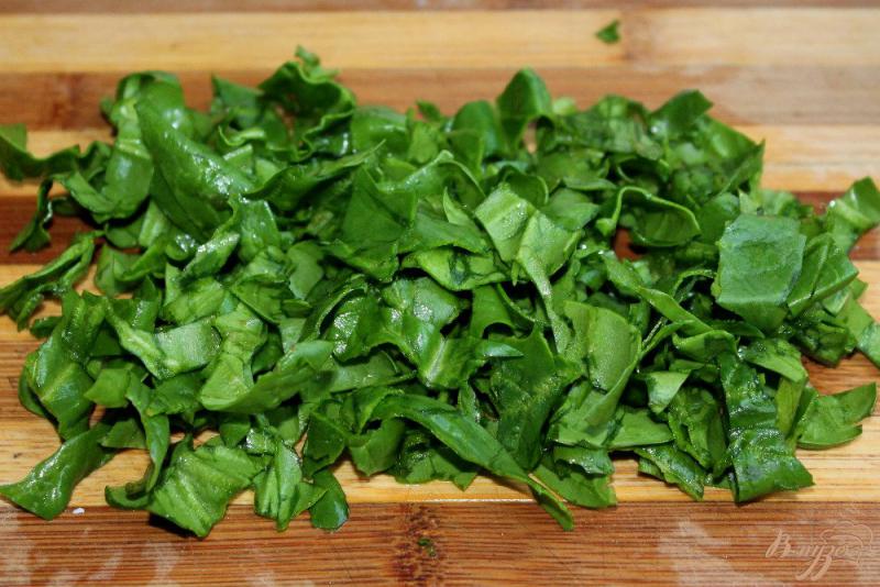 Фото приготовление рецепта: Зеленый салат с брынзой в слоеных корзинках шаг №4