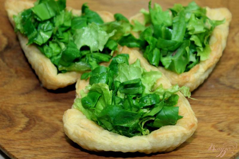 Фото приготовление рецепта: Зеленый салат с брынзой в слоеных корзинках шаг №7