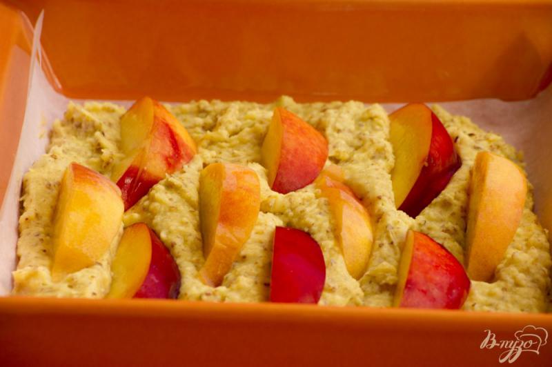 Фото приготовление рецепта: Пирог с нектарином и персиком шаг №6