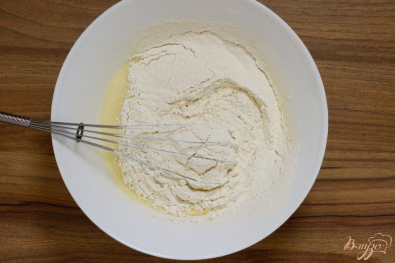Фото приготовление рецепта: Пирог со сливами и миндальными лепестками шаг №4