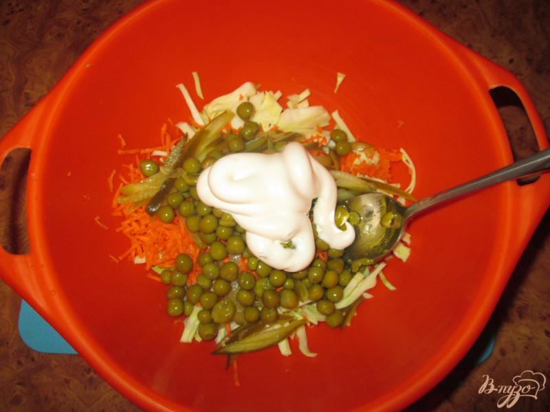 Фото приготовление рецепта: Салат из капусты и соленых огурчиков шаг №5