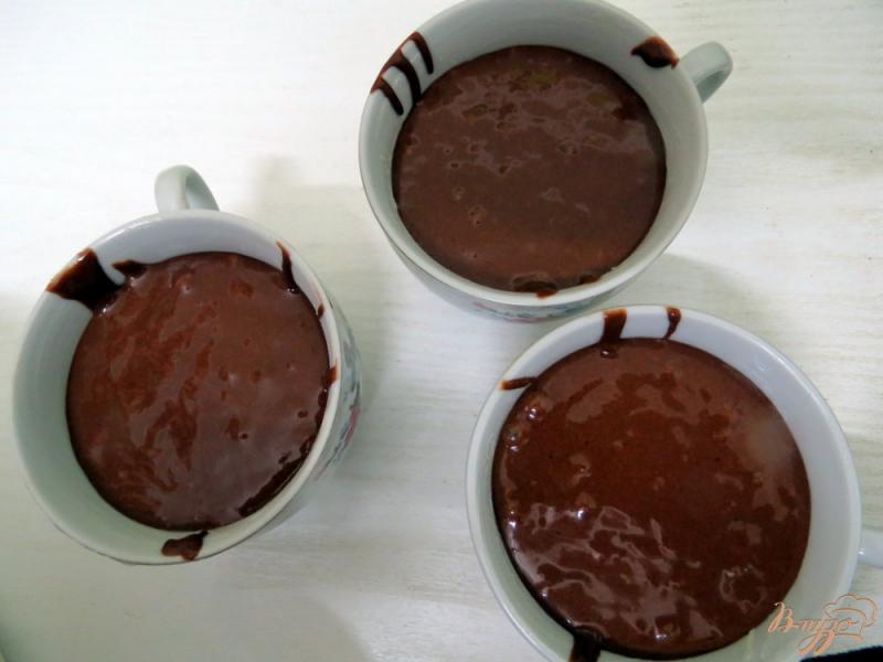 Фото приготовление рецепта: Шоколадный кекс пятиминутка шаг №6