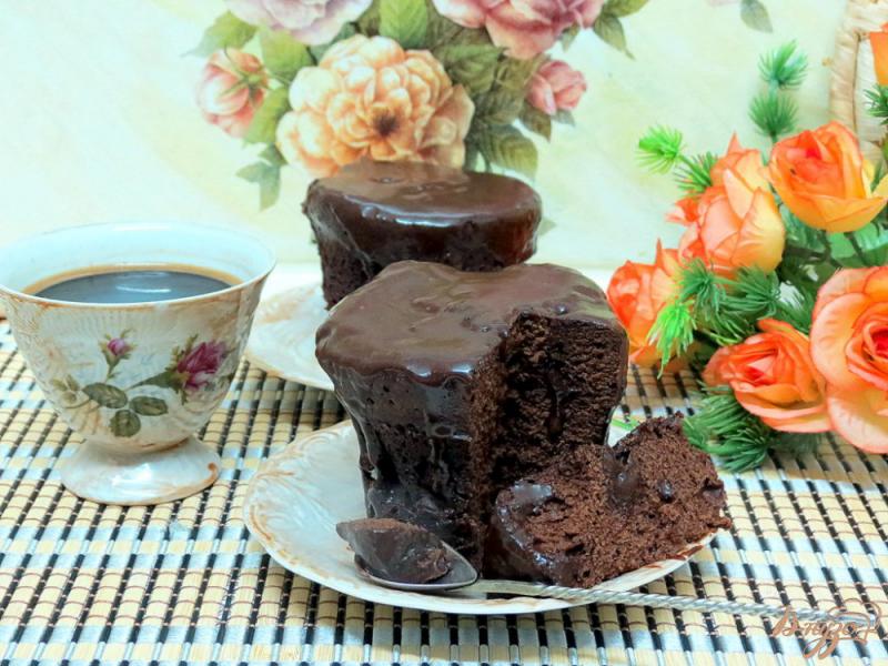 Фото приготовление рецепта: Шоколадный кекс пятиминутка шаг №8