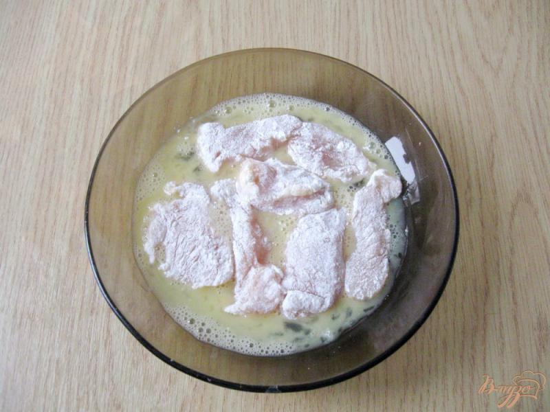 Фото приготовление рецепта: Филе куриной грудки в яйцах и сухарях шаг №3