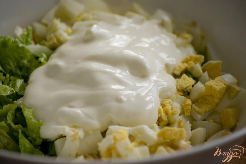 Фото приготовление рецепта: Салат с яйцами и каперсами шаг №3