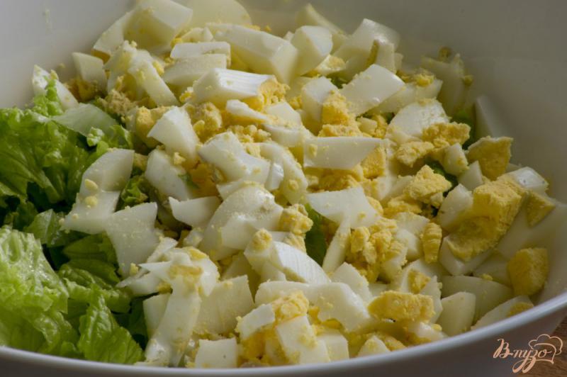 Фото приготовление рецепта: Салат с яйцами и каперсами шаг №2