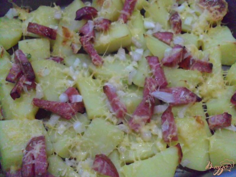 Фото приготовление рецепта: Запеченный картофель с колбасой и луком шаг №8