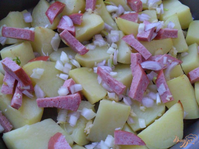 Фото приготовление рецепта: Запеченный картофель с колбасой и луком шаг №7
