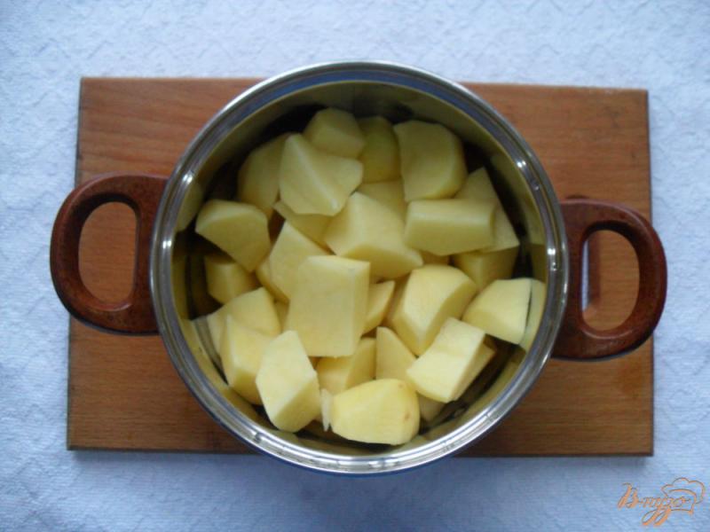 Фото приготовление рецепта: Запеченный картофель с колбасой и луком шаг №1