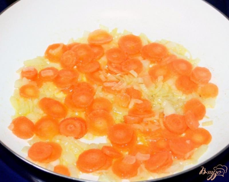 Фото приготовление рецепта: Рис с овощами и маслинами в горшочках шаг №6