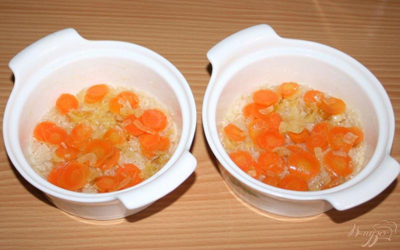 Фото приготовление рецепта: Рис с овощами и маслинами в горшочках шаг №7