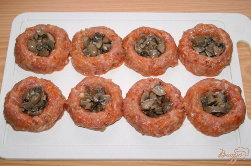 Фото приготовление рецепта: Мясные гнездышки с грибами и сыром с пшеном на гарнир шаг №5