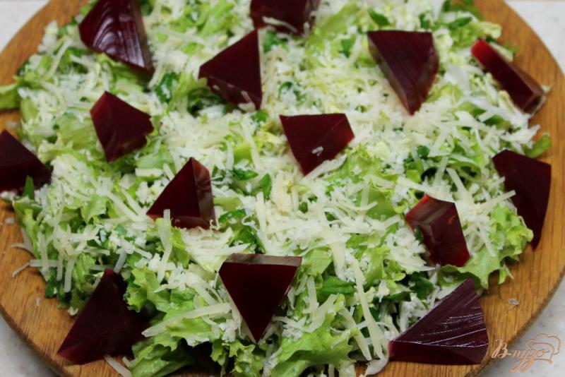 Фото приготовление рецепта: Салат с винным желе и сыром шаг №6