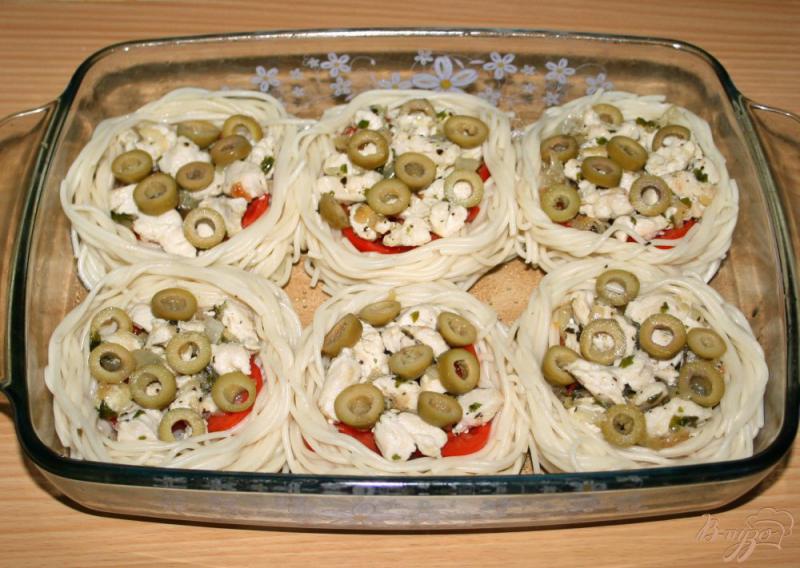 Фото приготовление рецепта: «Гнёздышки» из спагетти с курицей,помидорами и оливками шаг №10