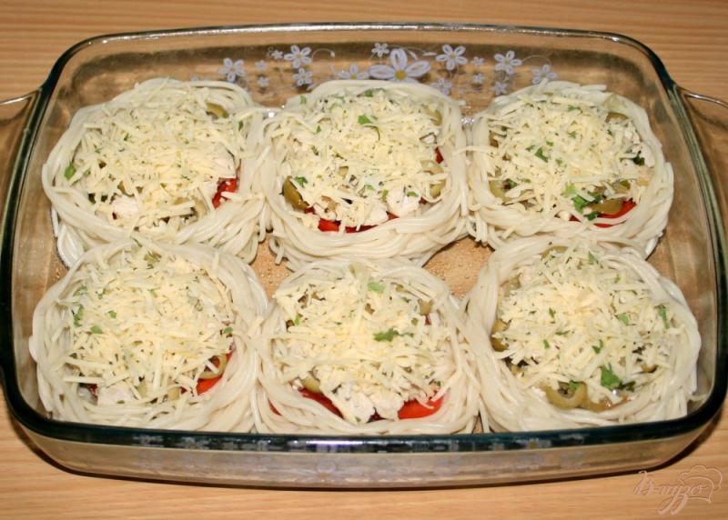 Фото приготовление рецепта: «Гнёздышки» из спагетти с курицей,помидорами и оливками шаг №11