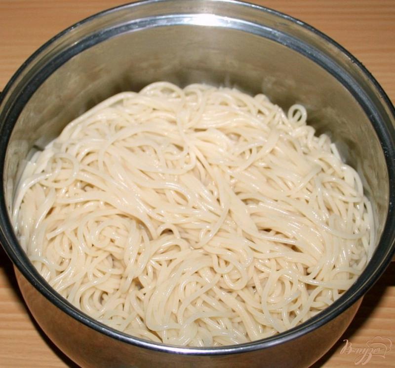Фото приготовление рецепта: «Гнёздышки» из спагетти с курицей,помидорами и оливками шаг №1