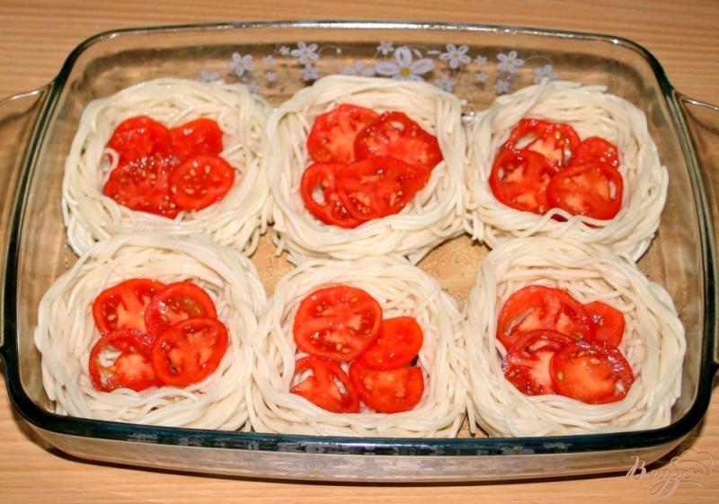 Фото приготовление рецепта: «Гнёздышки» из спагетти с курицей,помидорами и оливками шаг №9