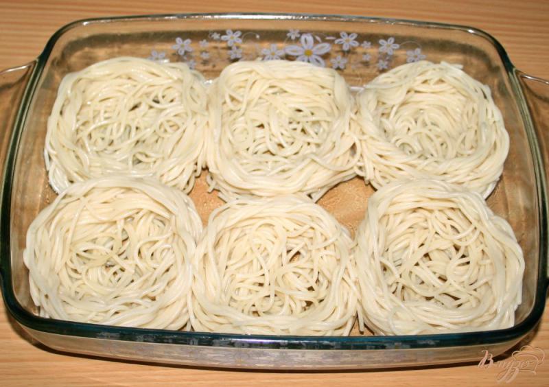 Фото приготовление рецепта: «Гнёздышки» из спагетти с курицей,помидорами и оливками шаг №8