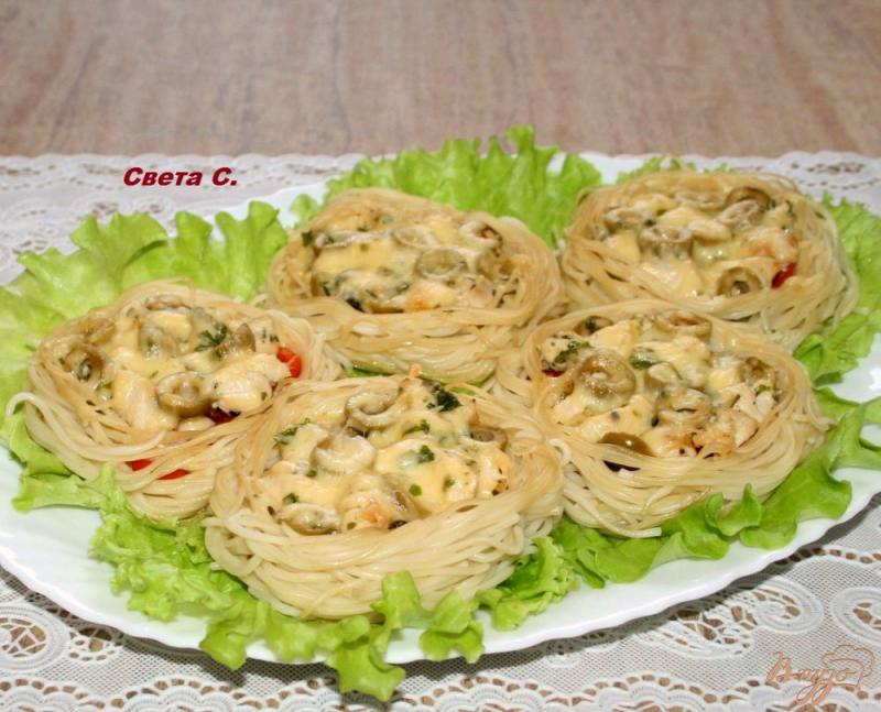 Фото приготовление рецепта: «Гнёздышки» из спагетти с курицей,помидорами и оливками шаг №12