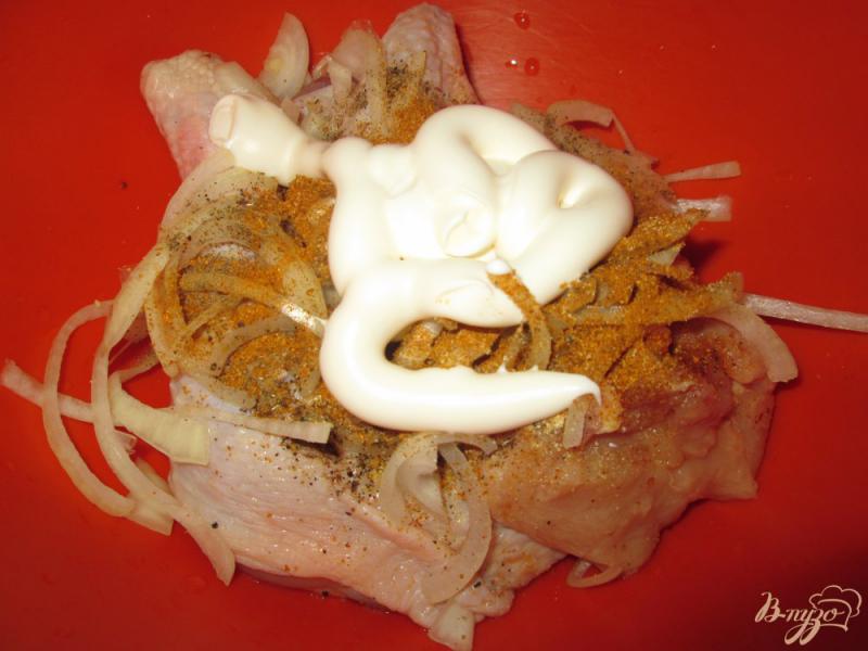 Фото приготовление рецепта: Запеченная курица в майонезном маринаде шаг №3