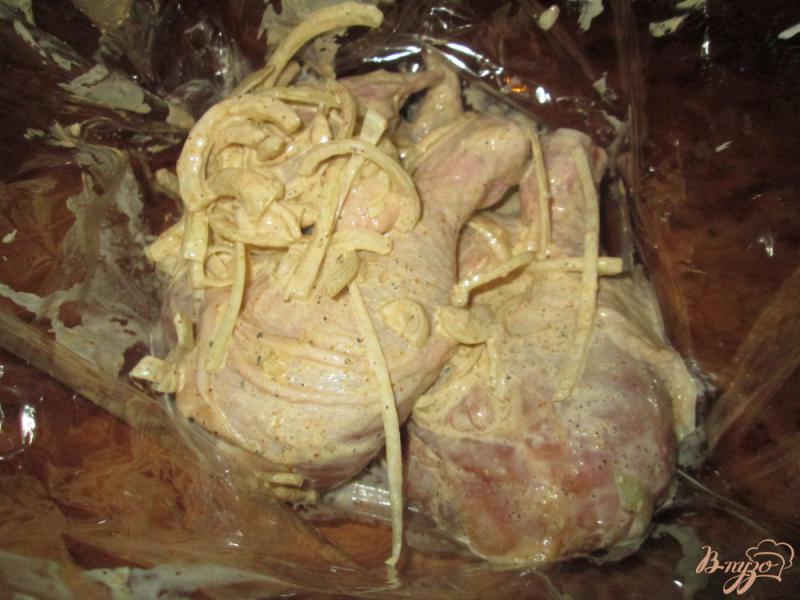 Фото приготовление рецепта: Запеченная курица в майонезном маринаде шаг №5