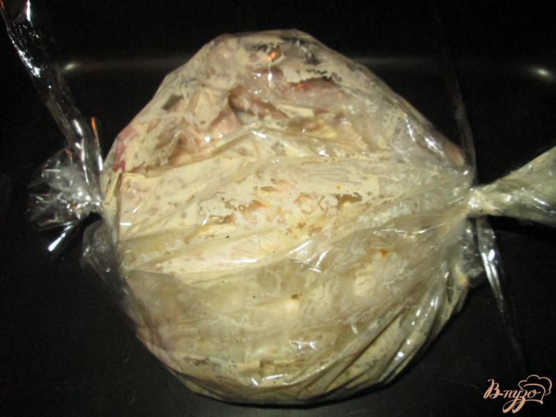 Фото приготовление рецепта: Запеченная курица в майонезном маринаде шаг №6