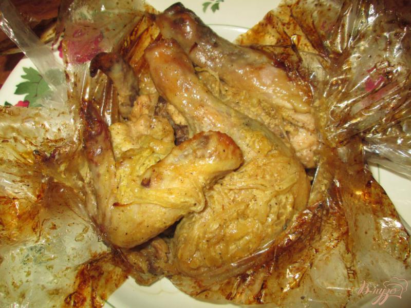 Фото приготовление рецепта: Запеченная курица в майонезном маринаде шаг №7