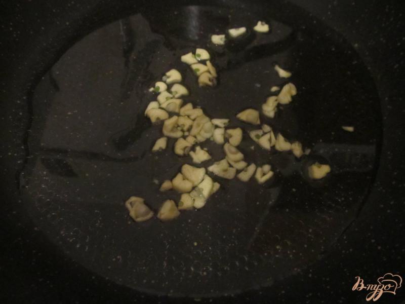 Фото приготовление рецепта: Рис с мидиями и зеленым горошком шаг №3