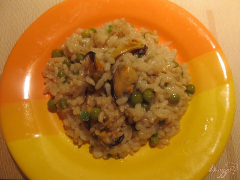 Фото приготовление рецепта: Рис с мидиями и зеленым горошком шаг №7