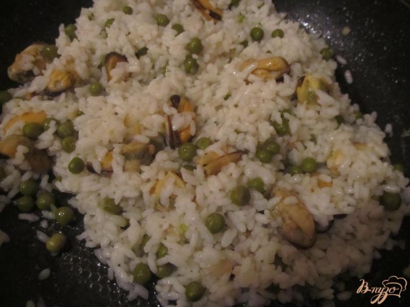 Фото приготовление рецепта: Рис с мидиями и зеленым горошком шаг №6
