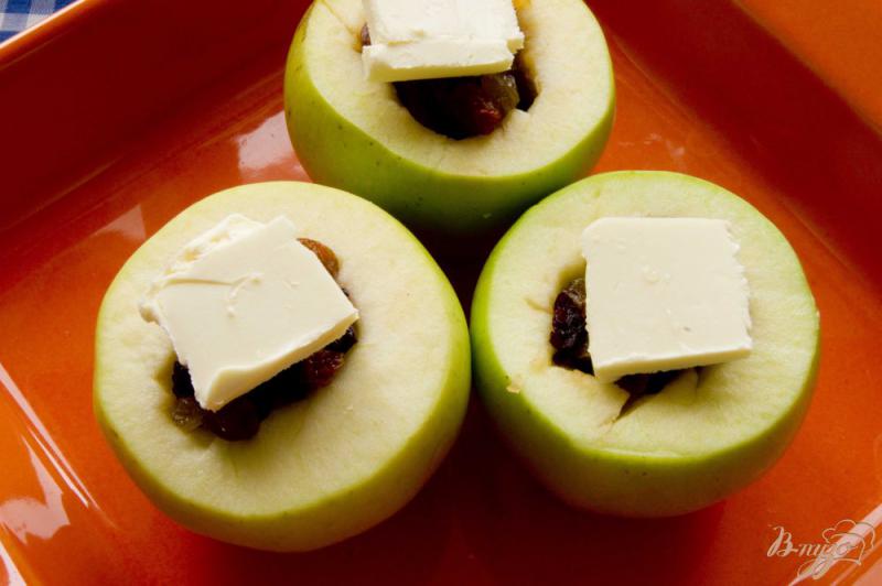 Фото приготовление рецепта: Запечёные яблочки с изюмом, вишней и фисташками шаг №5