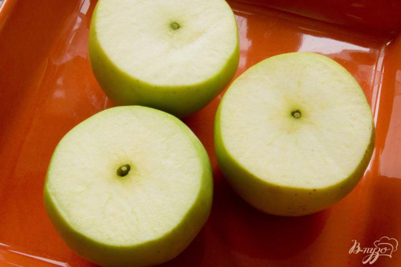 Фото приготовление рецепта: Запечёные яблочки с изюмом, вишней и фисташками шаг №2