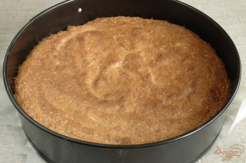 Фото приготовление рецепта: Пирог с орехами, кокосовой стружкой и цедрой лайма шаг №7