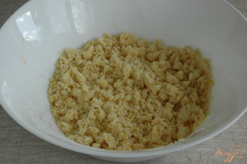 Фото приготовление рецепта: Сырное печенье с маслинами и лимоном шаг №5