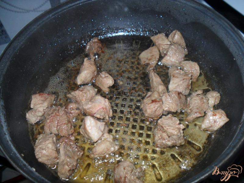 Фото приготовление рецепта: Гуляш свиной с подливой шаг №3