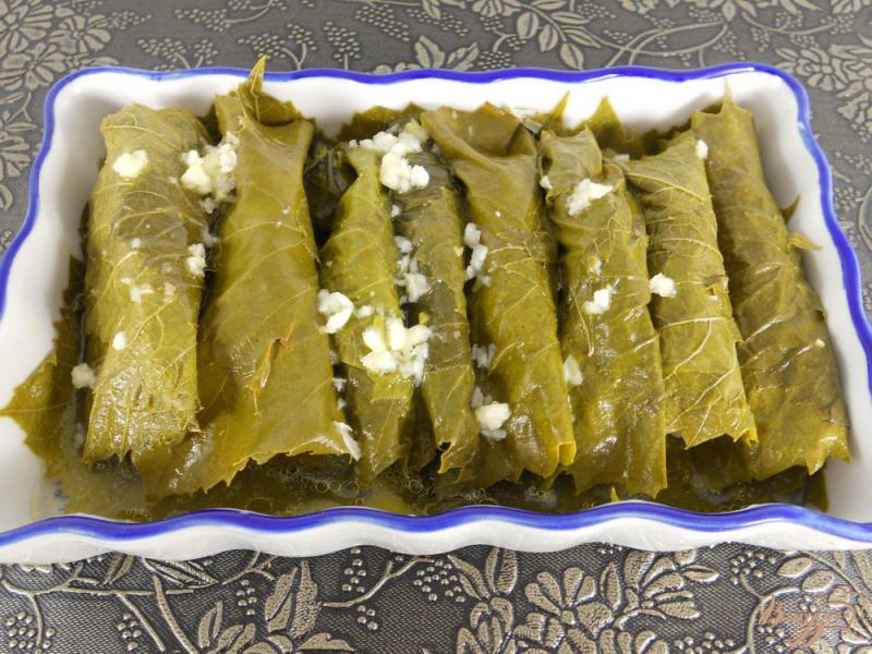 Фото приготовление рецепта: Рыба с моцареллой в виноградных листьях шаг №4