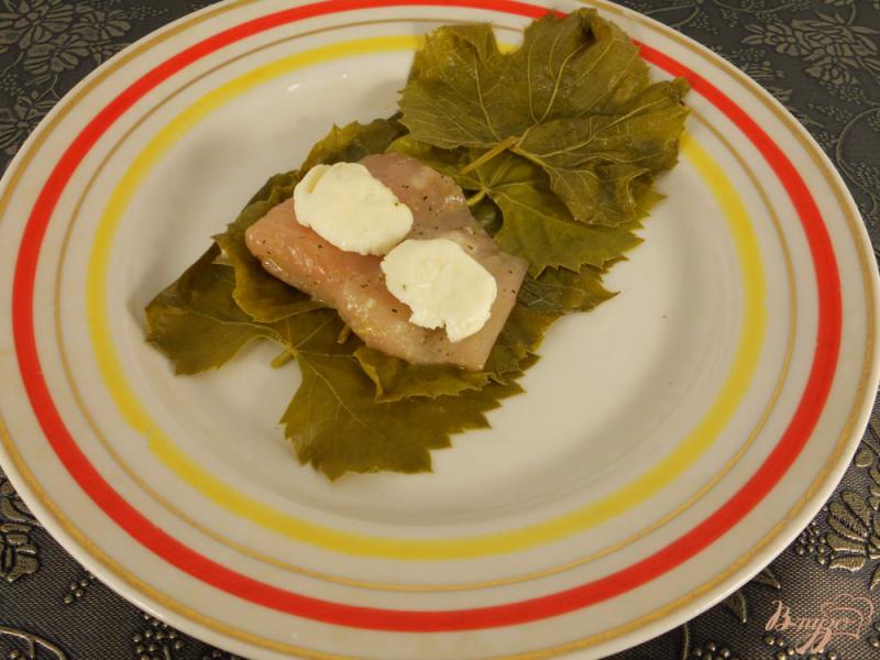Фото приготовление рецепта: Рыба с моцареллой в виноградных листьях шаг №2