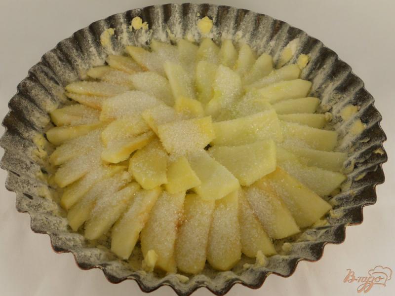 Фото приготовление рецепта: Сметанный пирог с яблоками шаг №3
