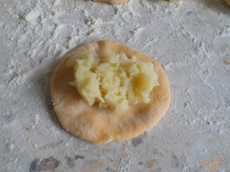 Фото приготовление рецепта: Вареники с картофелем из тыквенного теста шаг №5
