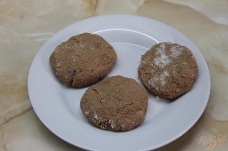 Фото приготовление рецепта: Быстрое шоколадно - творожное печенье с вишнями шаг №4