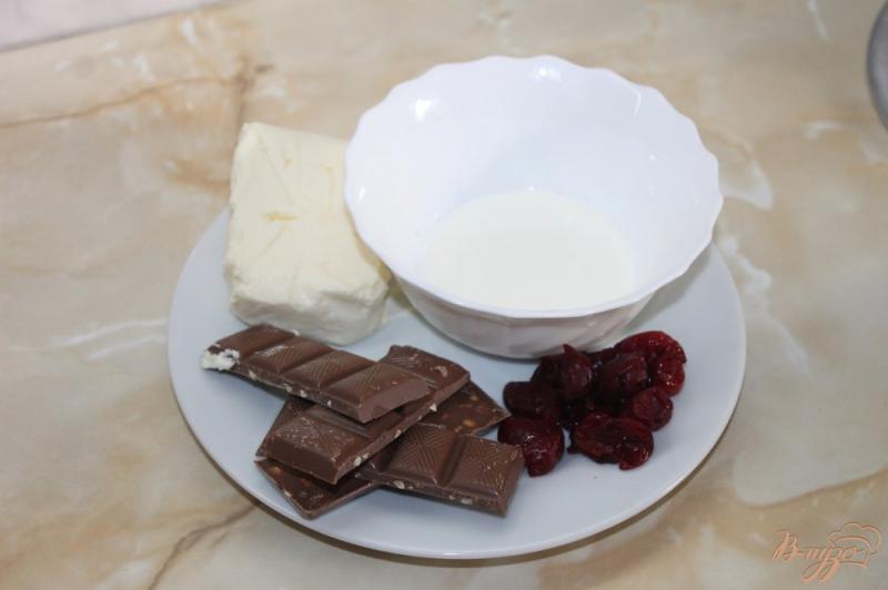 Фото приготовление рецепта: Быстрое шоколадно - творожное печенье с вишнями шаг №1
