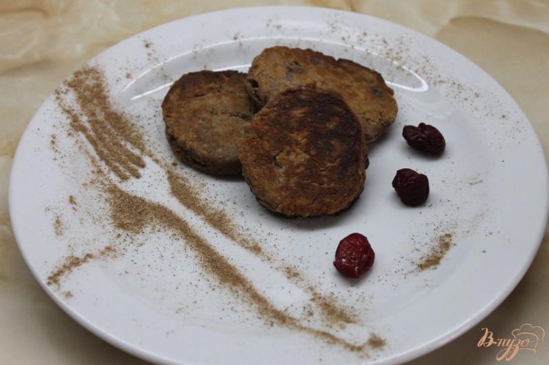 Фото приготовление рецепта: Быстрое шоколадно - творожное печенье с вишнями шаг №6