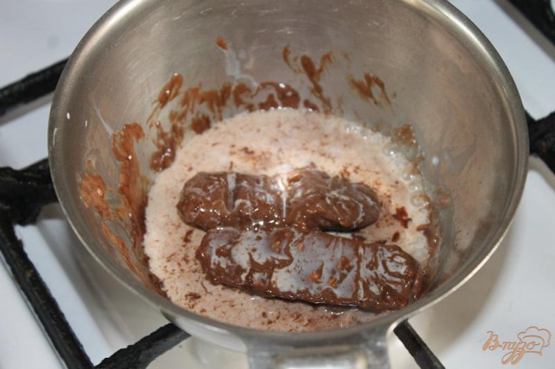 Фото приготовление рецепта: Быстрое шоколадно - творожное печенье с вишнями шаг №2
